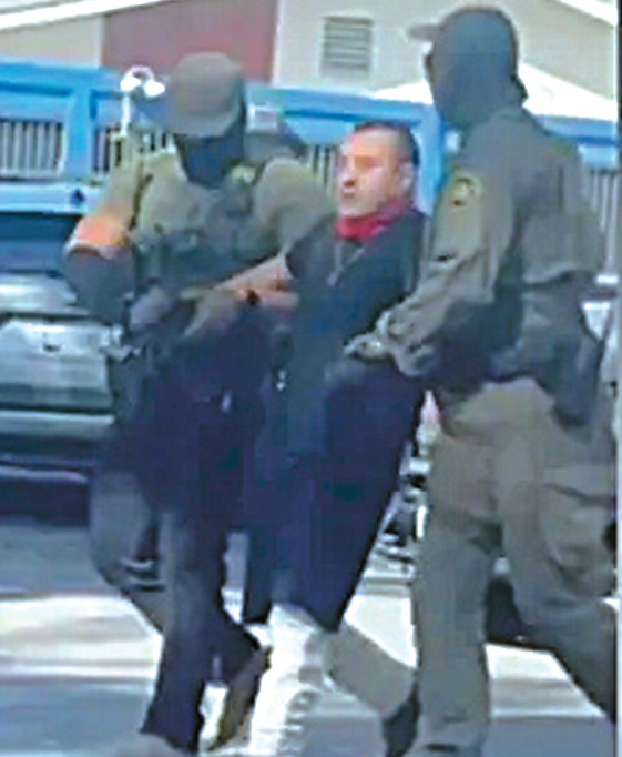 지난달 29일 노스힐스 연합감리교회에서 연방 요원들이 카를로스 차베즈 씨를 체포하고 있다. [ABC7 캡처]