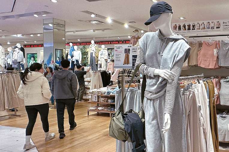 가주 소비자들의 경제 신뢰도가 5년래 최저치를 기록했다. OC지역 한 쇼핑몰의 의류 매장 모습. 박낙희 기자