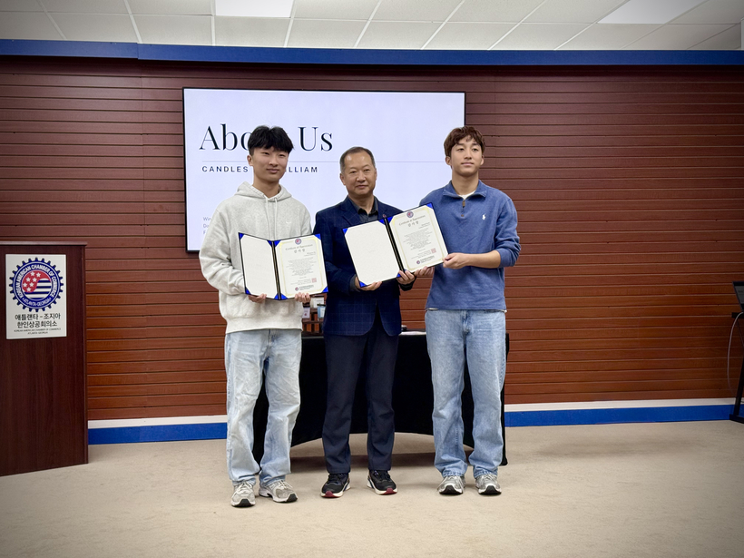 한오동 회장으로부터 감사장과 기부금을 전달받은 윈스턴 라, 데이빗 윤 김 군. 
