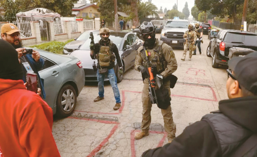 연방요원들이 총격 사건 조사 차량의 길을 터주고 있다. [제라노 몰리나, 에릭 세이어/LA타임스] 