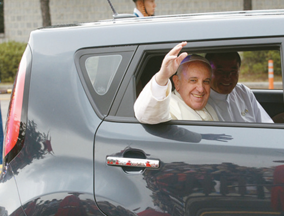 프란치스코 교황은 2014년 방한 당시 리무진 차량 대신 소형차인 쏘울을 의전 차량으로 선택했다. [중앙포토]