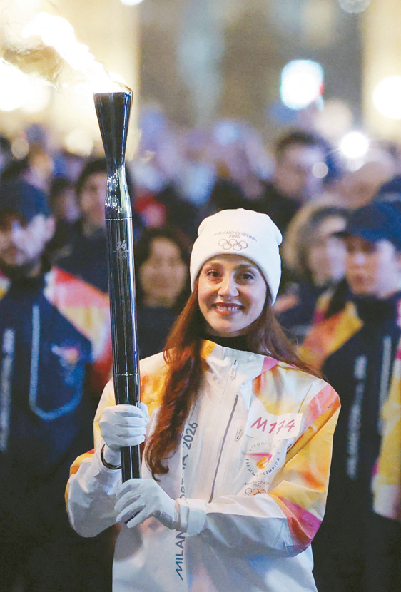 5일(현지시간) 이탈리아 밀라노 두오모 일대에서 열린 2026 밀라노-코르티나 동계올림픽 성화 봉송 행사에서 발레 무용수 니콜레타 만니가 올림픽 성화를 들고 있다.