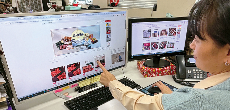 전통 특산물과 프리미엄 상품 엄선으로 고국배송 만족도가 높은 미주 한인 최대 온라인 쇼핑몰 핫딜. 고객이 '고국배송 명절 선물 기획전'에서 온라인 쇼핑을 하는 모습. 김상진 기자 