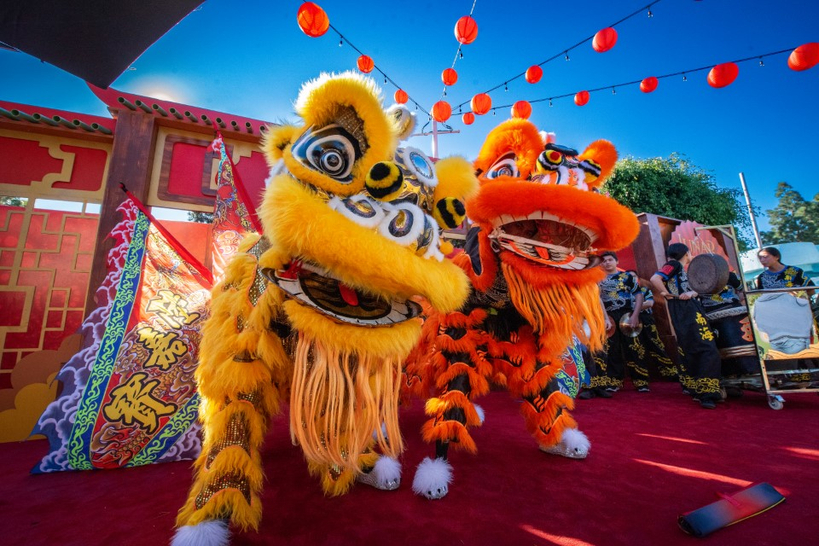 씨월드 샌디에이고 음력설 축제에서 어린이 관람객들과 전통 사자춤 공연이 어우러지며 축제 분위기를 한층 고조시키고 있다.