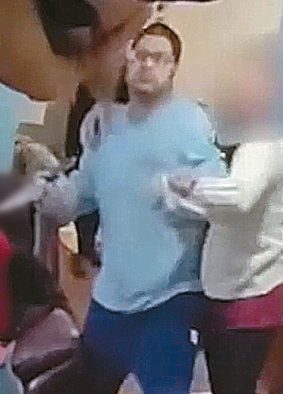 NYPD의 보디캠 영상. 현장에 있던 경관은 피해 남성에게 네 발의 총격을 가했다. [NYPD 보디캠 영상 캡처]