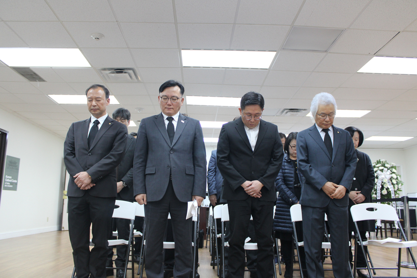 (왼쪽부터) 김원영 달라스 협의회장, 도광헌 주달라스 영사출장소장, 우성철 달라스 한인회장, 유석찬 민주평통 상임위원이 묵념하고 있다. 