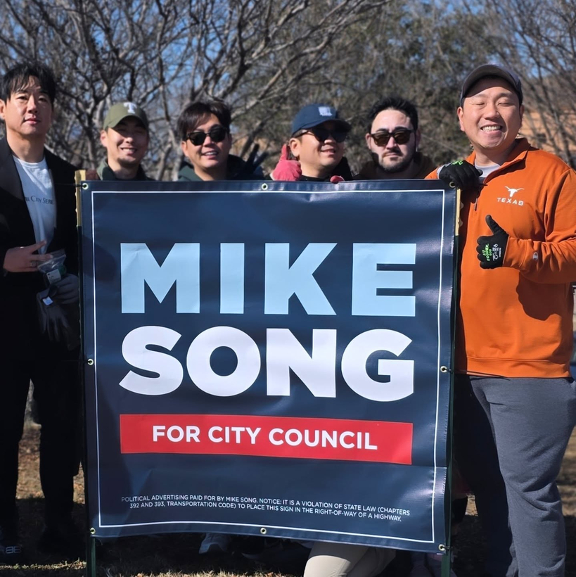 마이크 송 후보와 선거 캠프 관계자 및 지지자들이 캐롤튼 일대에 선거 푯말을 설치하고 있다.