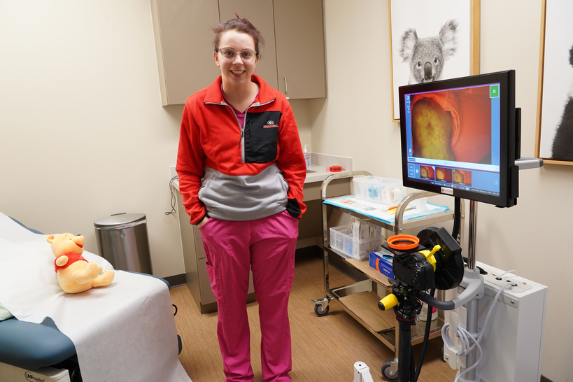 모자이크 조지아의 성폭력 전문 간호사가 검진실을 보여주고 있다.