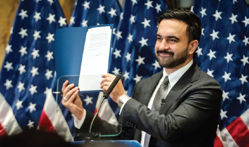 조란 맘다니 뉴욕시장이 지난 6일 이민 신분에 관계없이 뉴욕시민을 보호하고, 이민세관단속국(ICE) 요원이 영장 없이 뉴욕시 소유 시설에 출입하는 것을 금지하는 행정명령에 서명한 후 들어보이고 있다. 앞서 맘다니 시장은 무상보육 프로그램을 확대하기 위해 2-K, 3-K 프로그램을 확대하기 위한 내용도 발표했다. [사진 뉴욕시장실]