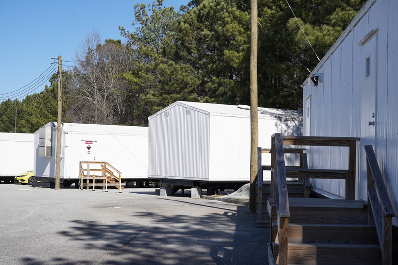 던컨크릭 초등학교는 학생 수가 급증하면서 2년 전 임시 이동식 컨테이너 교실을 설치해 수업 공간으로 활용하고 있다.