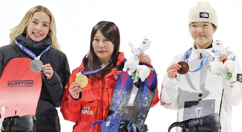 9일(현지시간) 이탈리아 리비뇨 스노파크에서 열린 2026 밀라노-코르티나담페초 동계올림픽 스노보드 여자 빅에어 시상식에서 동메달을 차지한 유승은(오른쪽)이 금메달을 차지한 일본의 무라세 고코모, 은메달을 차지한 뉴질랜드의 조이 사도스키 시넛과 기념촬영을 하고 있다. [연합뉴스]