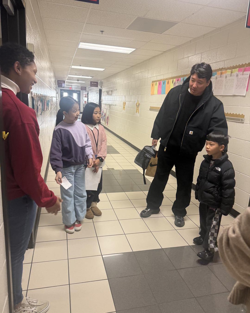 던컨크릭 초등학교가 지난달 페이스북에 올린 학생 앰배서더 프로그램 사진. 라엘 양이 한국에서 온 신입생을 반갑게 맞이하고 있다.