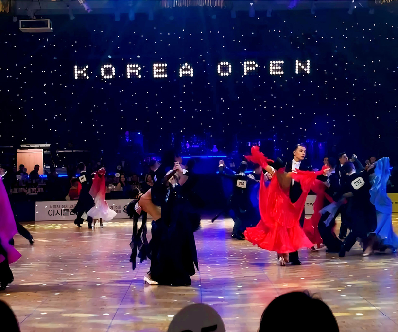  ‘2026 코리아오픈 댄스스포츠 월드챔피언십’이 오는 3월 6일(금)과 7일(토), 인천 파라다이스시티에서 열린다. 본 대회는 국내 최대 규모이자 국제적 위상을 갖춘 댄스스포츠 대회로, 세계 각국의 정상급 선수들과 차세대 유망주들이 한자리에 모이는 글로벌 스포츠 행사다. [사진 한국프로댄스평의회]
