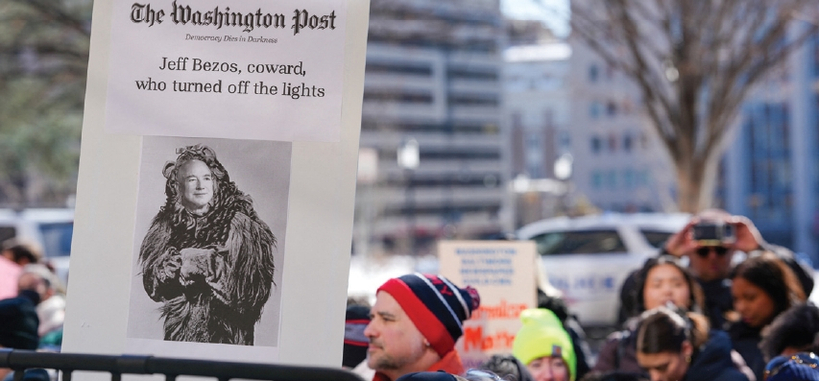 지난 5일 노조원과 지지자들이 워싱턴 D.C.에서 워싱턴포스트 본사 밖에서 열린 ‘세이브 더 포스트’ 집회에 모여 있다. [로이터]