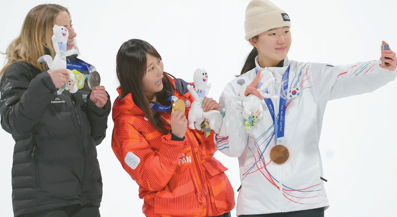 9일(현지시간) 이탈리아 리비뇨 스노파크에서 열린 2026 밀라노-코르티나담페초 동계올림픽 스노보드 여자 빅에어 시상식에서 동메달을 차지한 유승은(오른쪽)이 금메달을 차지한 일본의 무라세 고코모(가운데), 은메달의 뉴질랜드 조이 사도스키 시넛(왼쪽)과 기념촬영을 하고 있다.  [연합뉴스]