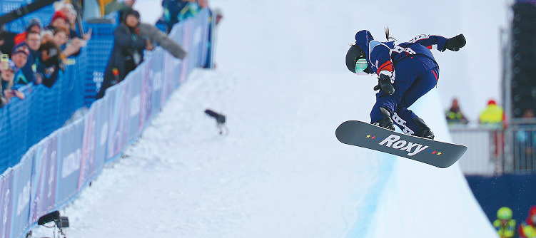11일 이탈리아 리비뇨 스노우파크에서 열린 2026 밀라노 동계올림픽 스노보드 여자 하프파이프 예선에 출전한 한인 선수 클로이 김이 경기를 펼치고 있다. [연합]