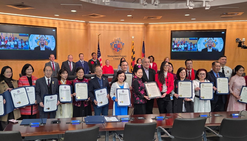 설날 선언문를 전달받은 한인을 비롯 중국인들이 기념촬영을 하고 있다.