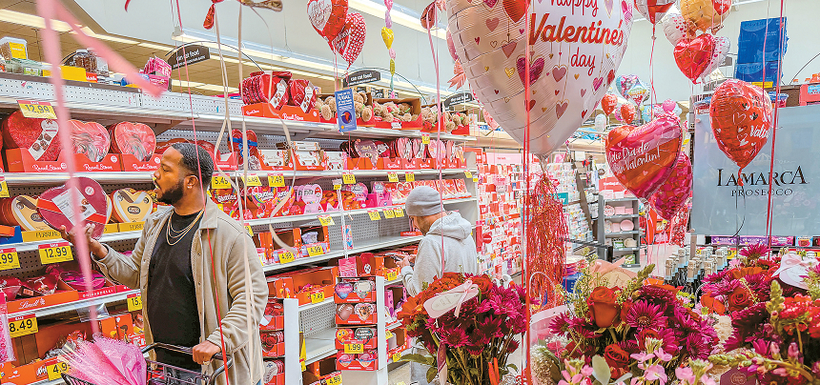 밸런타인데이를 앞둔 11일 풍선과 꽃으로 장식된 LA 한인타운 랄프스 마켓에서 손님들이 초콜릿을 고르고 있다. 김상진 기자