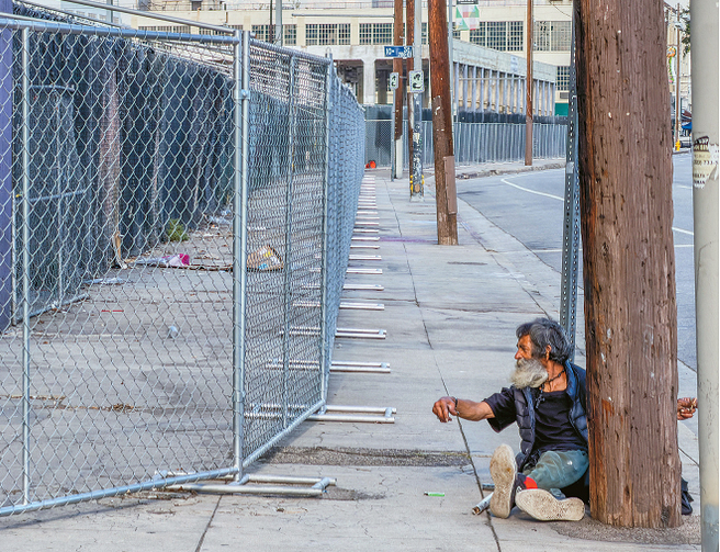 1. 지난 2024년 데이터 센터 용도로 시장에 나온 LA 다운타운의 빈 사무실 내부. 2. LA다운타운 스키드로 지역에 건립이 추진되고 있는 대규모 주상 복합단지 '포스&센트럴' 가상도. 3. 노숙자로 인한 화재가 빈번하게 발생하는 LA다운타운 자바시장의 한 건물에 철조망이 설치돼 있다. [제라노 몰리나/LA타임스, 포스&센트럴 프로젝트, 김상진 기자] 