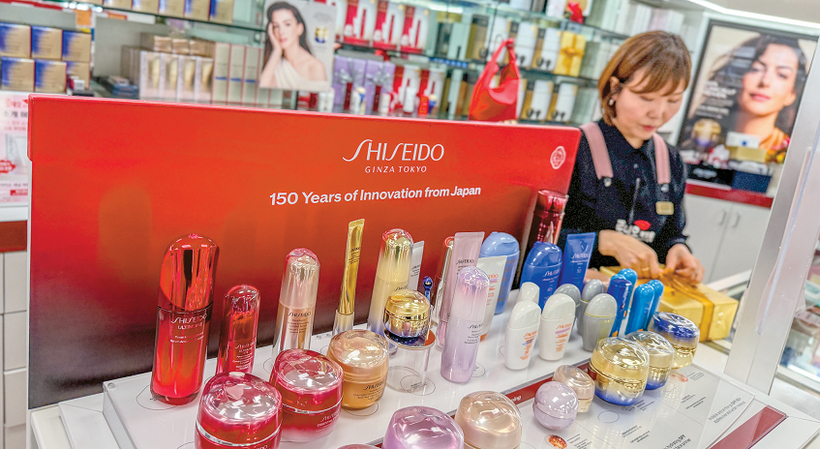 LA한인타운 내 로데오화장품은 밸런타인데이 이벤트로 시세이도 제품 구매 고객에게 여행용 세트와 본품을 증정하는 행사를 진행하고 있다. 김상진 기자 