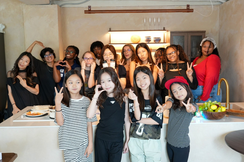 [쿠킹 클래스 후 KPOP 외국 댄서 및 인플루언서들과 단체 사진]