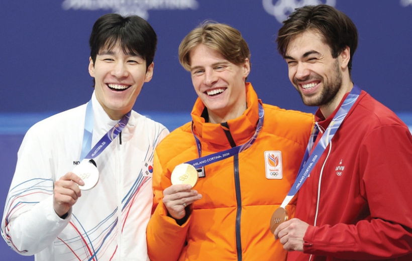 14일(현지시간) 이탈리아 밀라노 아이스스케이팅 아레나에서 열린 2026 밀라노-코르티나담페초 동계올림픽 쇼트트랙 남자 1500m 결승에서 은메달을 따낸 황대헌(왼쪽)이 메달리스트들과 기념촬영을 하고 있다.  [연합뉴스]