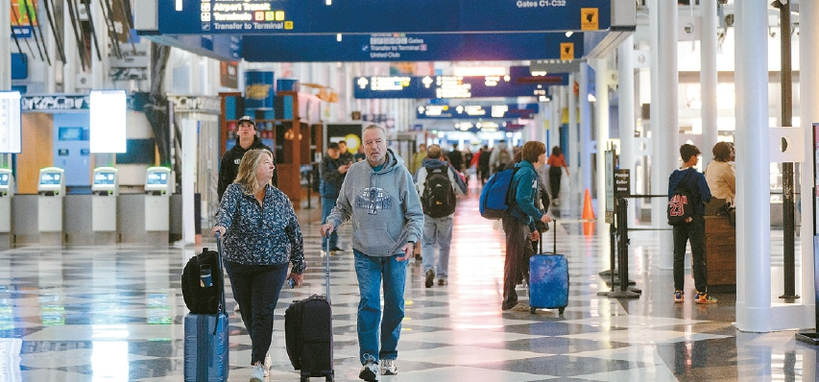 일리노이주 시카고 오헤어 국제공항에서 여행객들이 터미널을 이동하고 있다. [로이터]