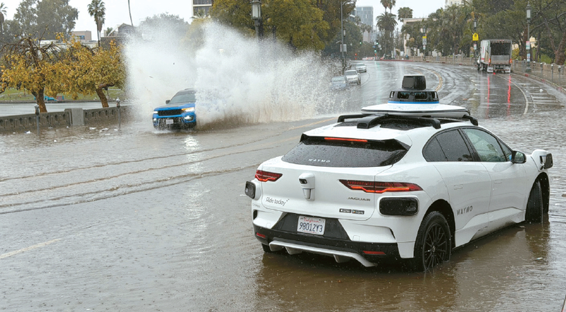 맥아더공원 인근에서는 자율주행 차량 웨이모가 작동을 멈추는 일도 발생했다. 김상진 기자