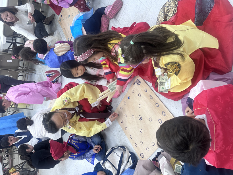 맥클린한국학교 학생들이 윷놀이 체험을 하고 있다.