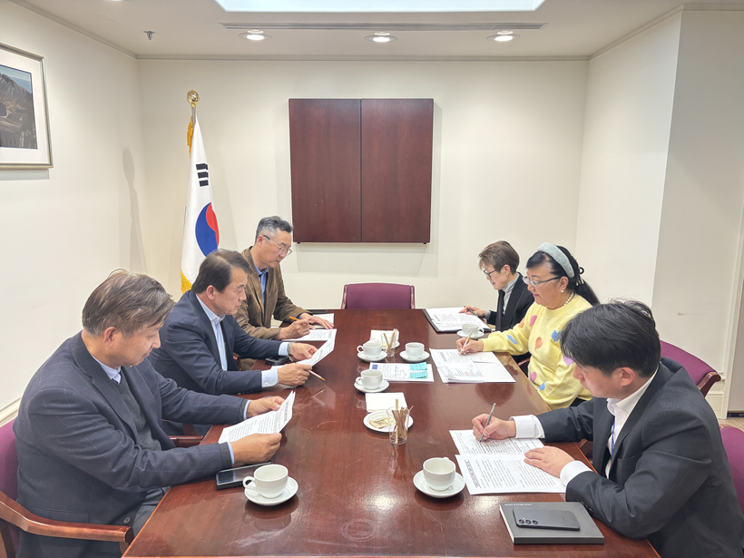 3.1절 기념행사에 앞서 관계자들이 영사관에서 점검 모임을 갖고 있다.