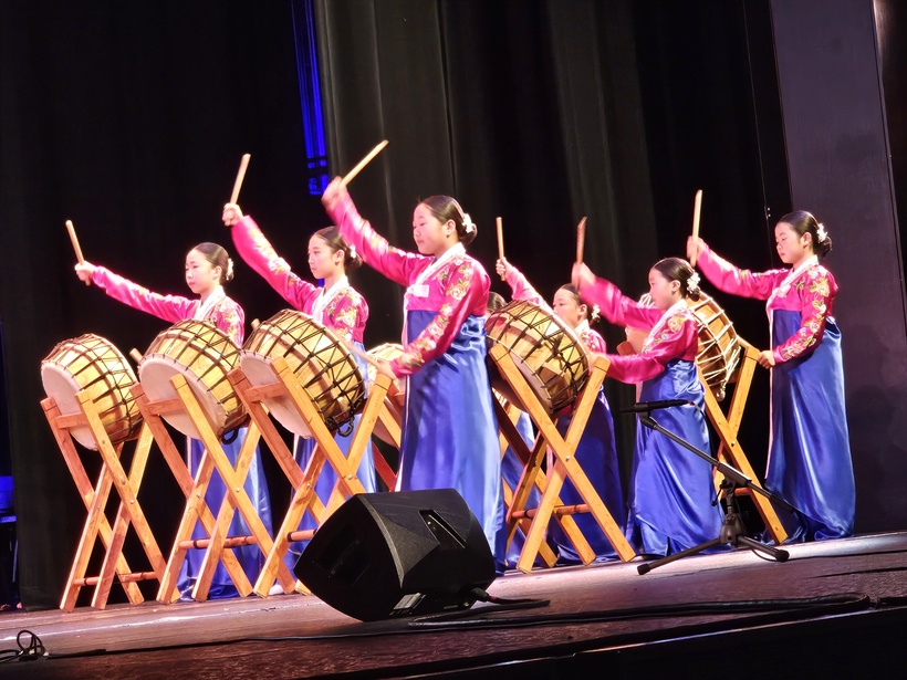 설축제에서 펼치는 북 공연과 공동주관한 미주한미동맹재단 임원진들.