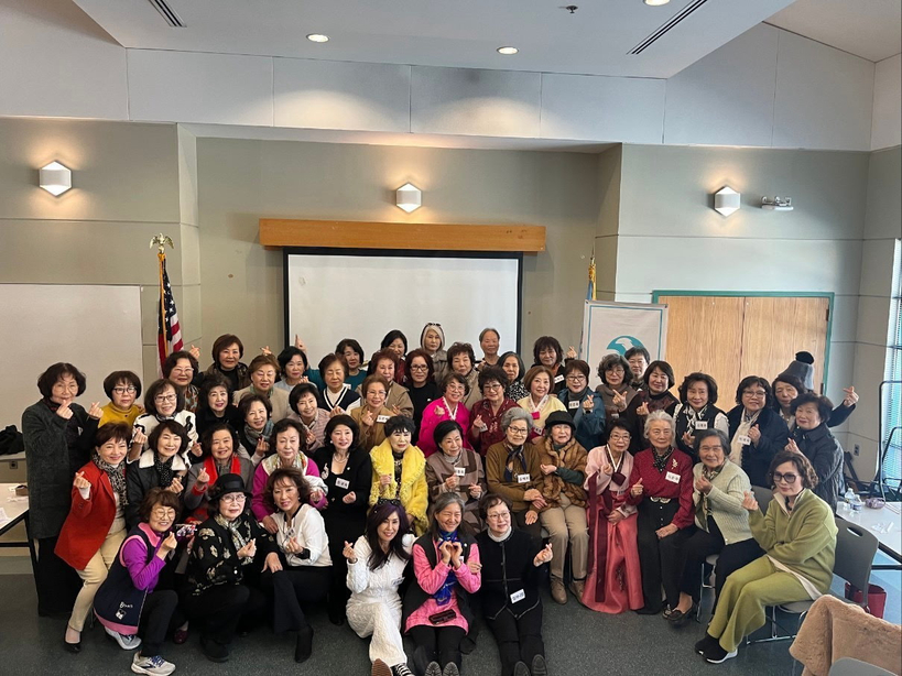 글로벌어린이재단 버지니아 회원들이 신년하례식 후 기념촬영을 하고 있다.