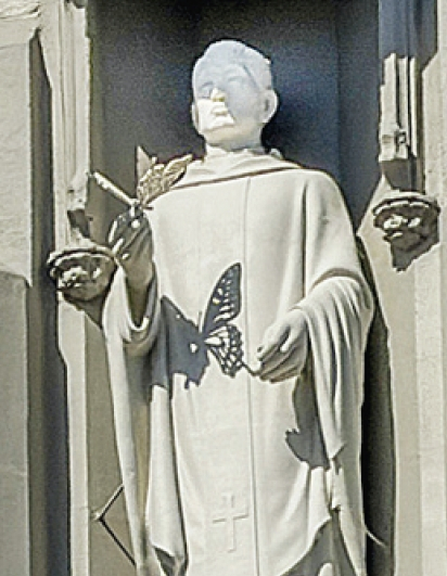 김 주교 석상 손 위 나비 모습. 나비는 발달장애인과의 동행과 보호를 상징한다. 김상진 기자