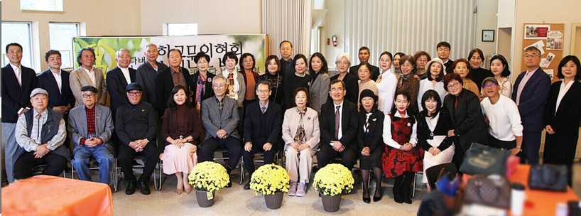 사진=지난해 9월에 열린문학회ㆍ밴쿠버문학 출판 기념회에서 회원들이 기념촬영을 하고 있다. 