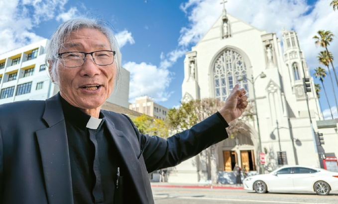 세인트 제임스 성공회 교회에서 김요한 신부가 18일 교회 건물 상단에 설치된 김성수 주교 석상에 대해 설명하고 있다. 김상진 기자