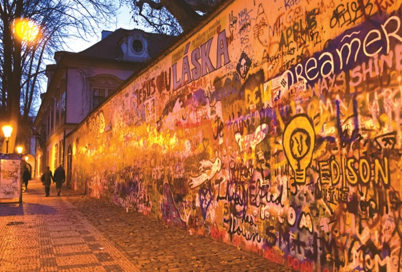 존 레논 벽은 영국의 싱어송라이터 '존 레논'의 죽음을 추모하기 위해 생긴 벽으로 현재는 평화를 상징하는 장소가 되었다.