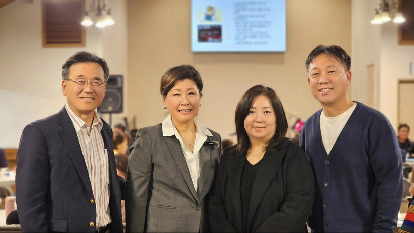 '회복과 성장 세미나' 현장에서 GIFT 포 커뮤니티 공동 대표인 전달훈(왼쪽부터), 리디아 전 박사가 더 블레싱 교회 피세원(맨 오른쪽) 목사 부부와 함께 자리했다. [GIFT 포 커뮤니티 제공]