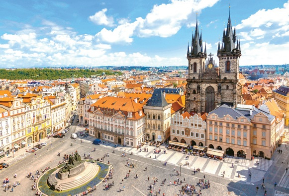 중세부터 시민 집회와 축제가 열리던 공간으로 천문시계가 있는 구시청사.