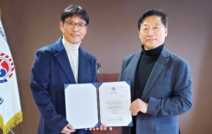 뉴욕한인회가 지난 16일 맨해튼 뉴욕한인회관에서 한국 골드만비뇨의학과의원의 김재웅 원장을 국제교육위원장으로 위촉했다. 이명석 뉴욕한인회장(오른쪽)은 “오는 5월 한인회관에 김 원장을 초청해 한인들을 위한 무료 건강상담 및 강연회를 개최할 계획”이라고 설명했다.  [뉴욕한인회]