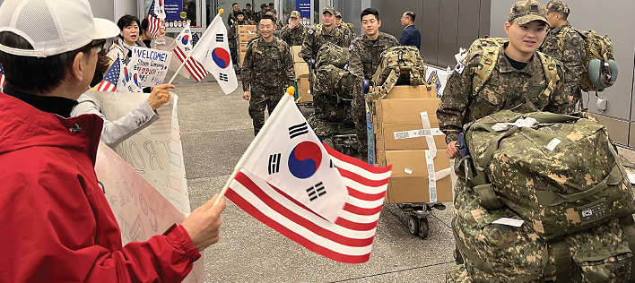 한국 육군 2026 NTC 훈련단이 19일 한국 육군협회 미국지회와 6.25 참전유공자회 관계자들 환영을 받으며 LA국제공항 국제터미널 출구에서 나오고 있다.
