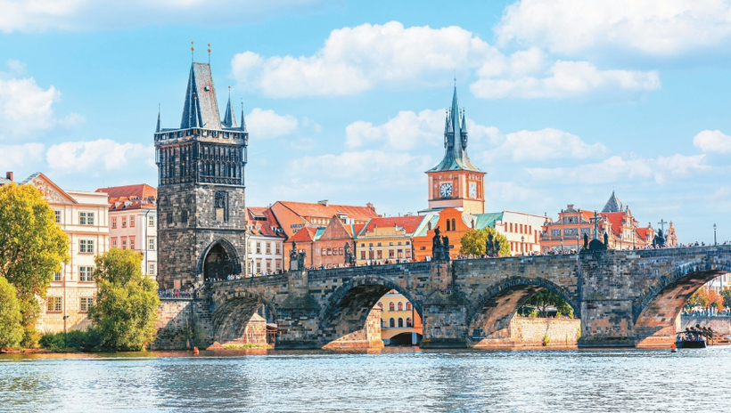 체코에서 가장 오래된 돌다리이자 프라하의 랜드마크로 손꼽히는 카를교.