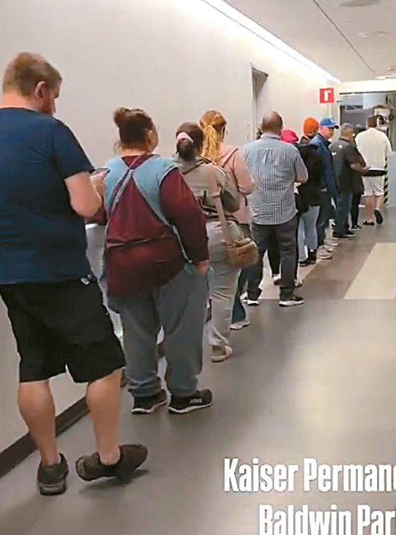 볼드윈파크의 카이저 퍼머넌트 병원 약국 앞에 환자들이 길게 줄을 서 있다. [X 캡처]