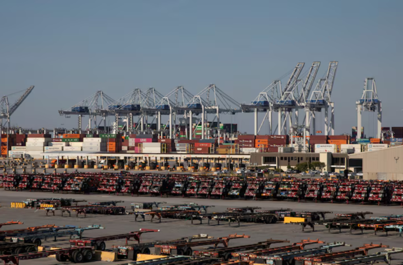 2025년 5월 조지아주 사바나항에 운송용 컨테이너가 쌓여 있는 모습. [로이터]