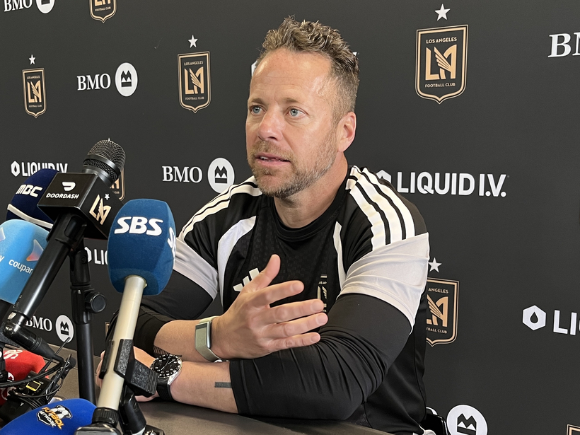 마크 도스 산토스 감독이 20일 LAFC 리퀴드 I.V. 퍼포먼스 센터에서 열린 프리게임 기자회견에서 답변 중이다. 