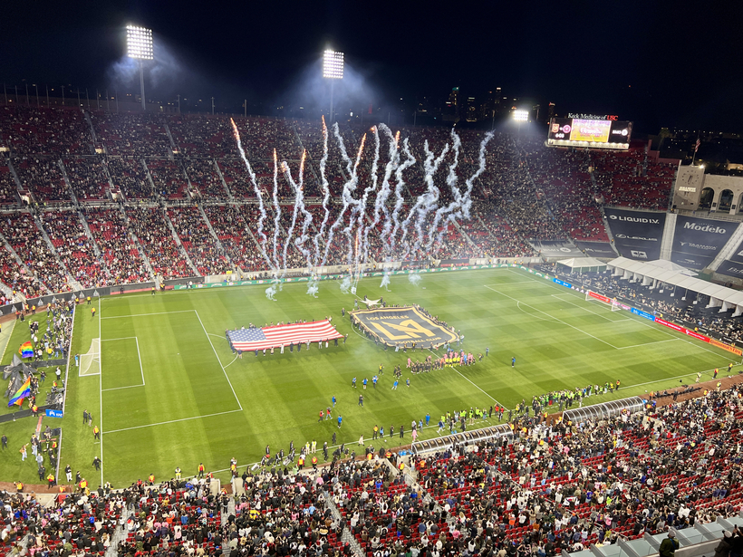 LAFC의 상징적인 경기 전 세리머니인 ‘매 날리기(Falcon Flight)’가 시작됐다. LAFC의 경기 시작을 알리며 BMO 스타디움 상공을 비행했다. ‘매 날리기’는 LAFC의 고유한 홈경기 전통으로, 팀의 힘과 단결을 상징하는 의식이다. 팬들은 매 경기마다 팔콘의 비행과 함께 본격적인 승부의 시작을 실감한다. 양팀 선수들이 경기를 위해 입장하고 있다.