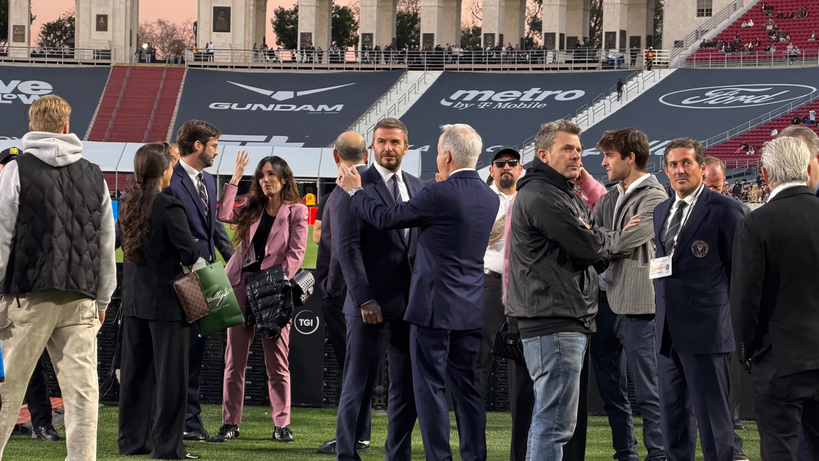 경기 시작 20분 전이다. 세계적인 축구 스타이자 인터 마이애미 구단주인 데이비드 베컴도 개막전을 직접 관전하기 위해 LA 메모리얼 콜로세움을 찾았다.