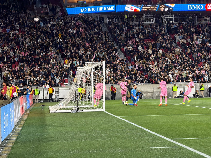 전반 5분, 손흥민이 절호의 단독 찬스를 맞았지만 슈팅 타이밍을 놓치며 선제골 기회를 아쉽게 날렸다.