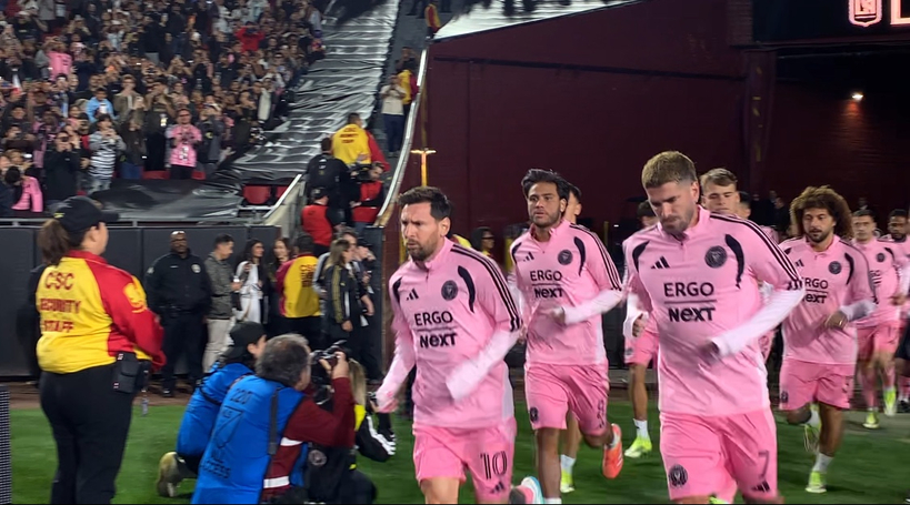 리오넬 메시를 필두로 인터 마이애미 선수들이 차례로 그라운드에 모습을 드러내고 있다. 메시가 등장하자 경기장은 순식간에 술렁였고, 선수단이 입장하는 순간 메모리얼 콜로세움 곳곳에서는 LAFC 팬들의 거센 야유가 터져 나왔다.