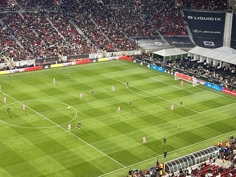 후반전이 시작됐다. 시즌 개막전에서 손흥민이 앞장선 LAFC가 리오넬 메시가 이끄는 인터 마이애미를 상대로 주도권을 쥔 채 경기를 이끌고 있다. 중원 압박과 빠른 전환으로 흐름을 장악하며 경기 분위기를 주도하고 있다.