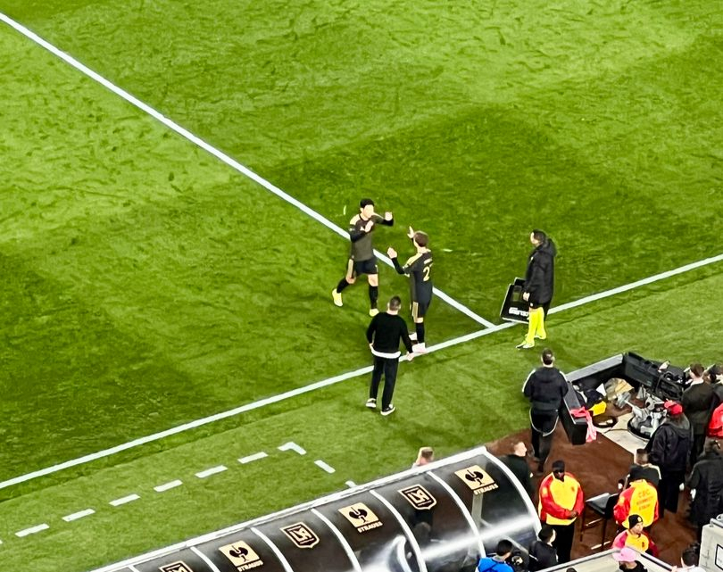 맹활약을 이어가던 손흥민이 후반 88분 교체 아웃됐다. 관중석에서는 기립 박수가 쏟아졌다.